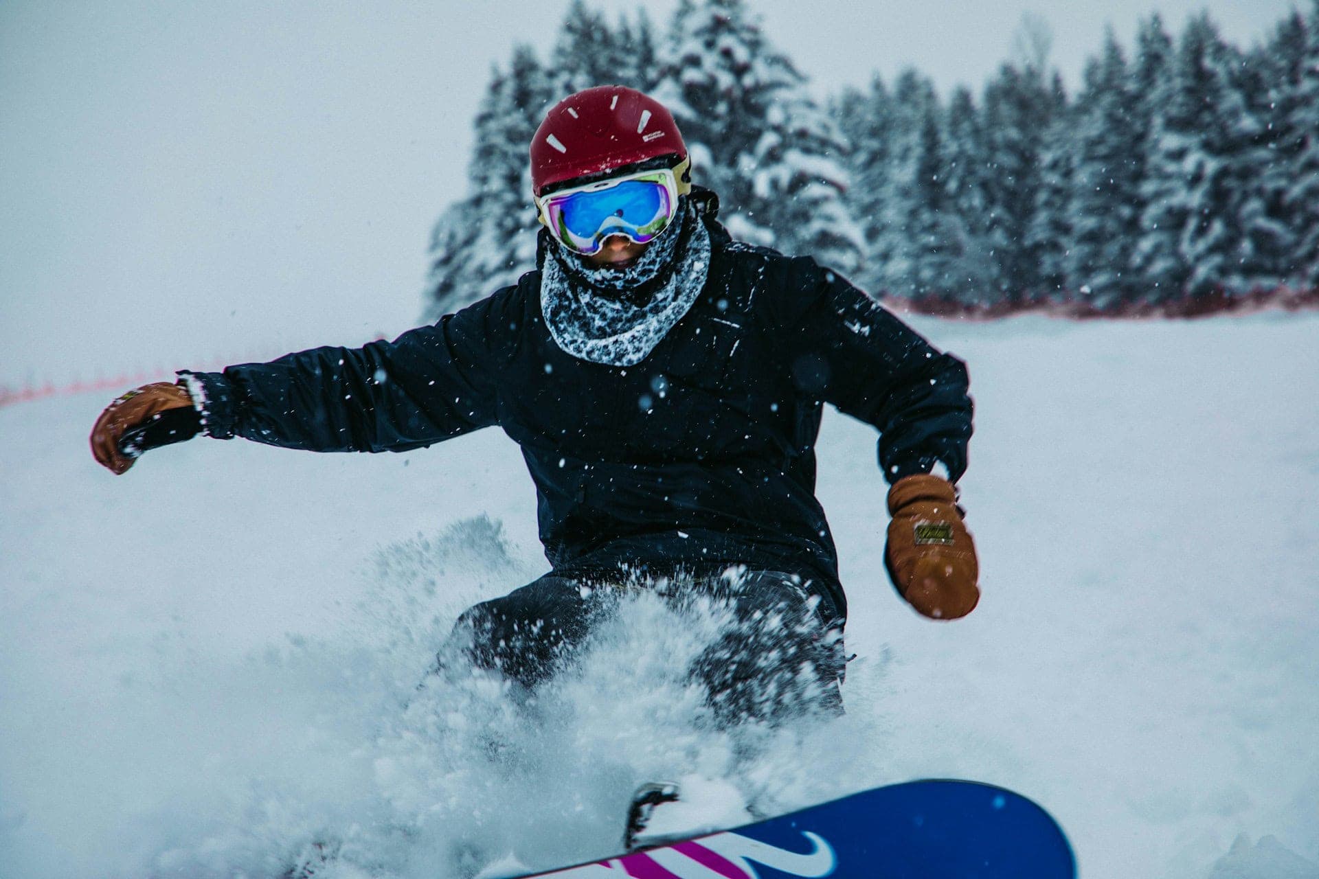 lyžařské a snowboardové helmy