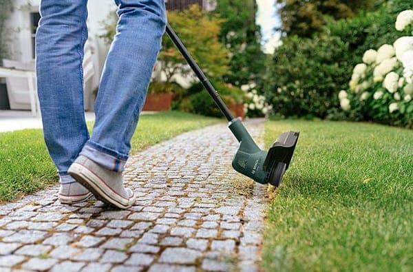 nejlevnější bateriová sekačka Bosch EasyGrassCut 18-260 recenze