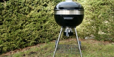 Recenze a test grilu na dřevěné uhlí Napoleon PRO22K