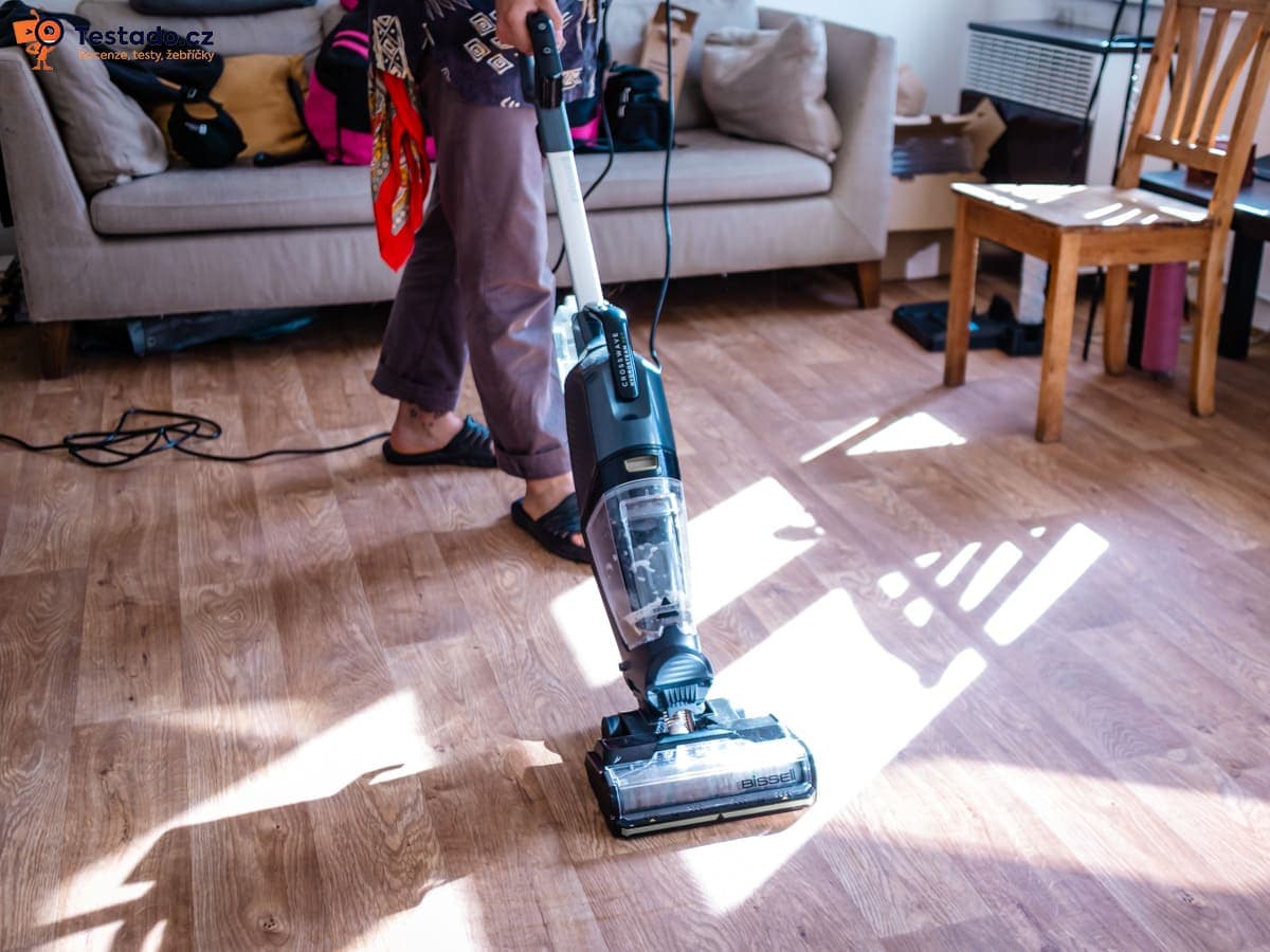 Recenze-univerzalniho-podlahoveho-cistice-BISSELL®-CrossWave®-HydroSteam™-Pet-Select-vysavani-2.jpg