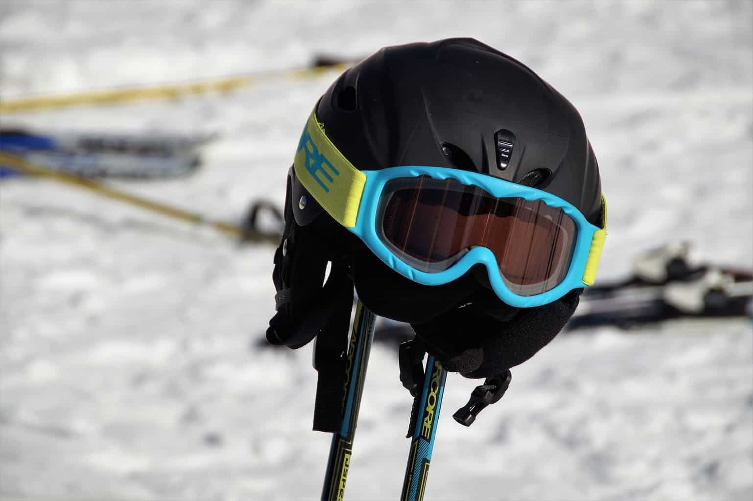 hmotnost snowboardové helmy
